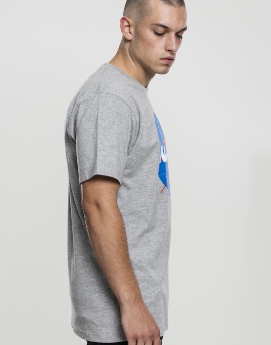 Купи Мъжка тениска Mister Tee NASA в сив цвят, Mister Tee, Тениски онлайн - Complex.bg Мъжка тениска Mister Tee NASA в сив цвят, Mister Tee, Тениски - Complex.bg