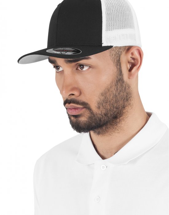 Шапка с козирка в черно и бяло Flexfit Mesh Trucker, Urban Classics, Шапки с козирка - Complex.bg