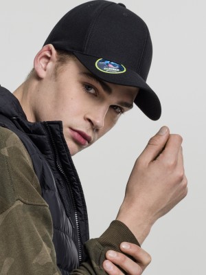 Шапка с козирка Urban Classics 110 Cool & Dry Mini Pique в черен цвят Шапка с козирка Urban Classics 110 Cool & Dry Mini Pique в черен цвят