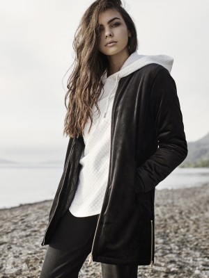 Дамско яке в черно от Urban Classics Ladies Long Velvet  Дамско яке в черно от Urban Classics Ladies Long Velvet