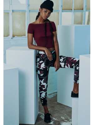 Дамски карго панталон във винено камуфлажен цвят Urban Classics Ladies High Waist Camo Cargo Pants