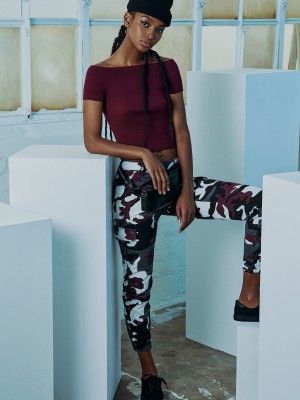 Дамски карго панталон във винено камуфлажен цвят Urban Classics Ladies High Waist Camo Cargo Pants