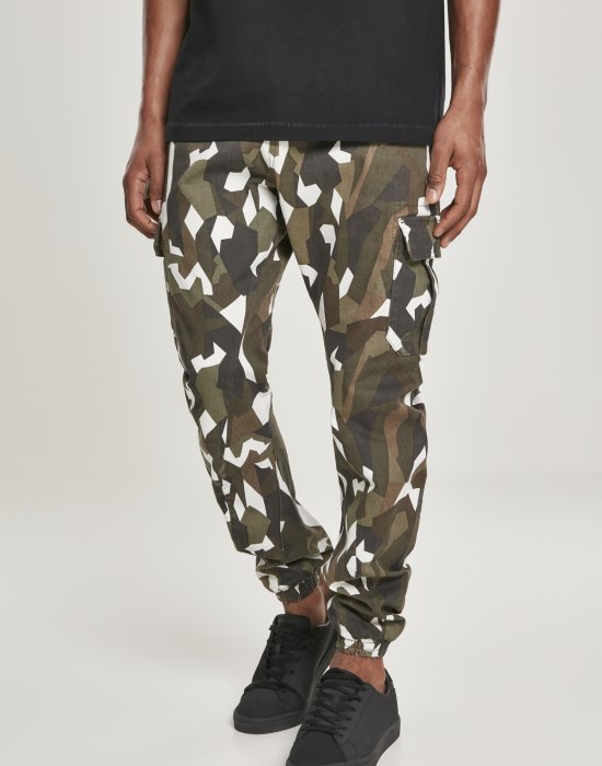 Мъжки карго панталон в камуфлажен цвят Urban Classics Geometric Camo Stretch Twill Cargo Pants, Urban Classics, Панталони - Complex.bg