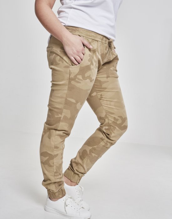 Дамски панталон в пясъчен цвят с камуфлажни шарки Urban Classics Ladies Camo Jogging Pants, Urban Classics, Панталони - Complex.bg