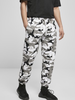 Мъжко долнище в камуфлажен десен Urban Classics Basic Camo Sweatpants 2.0 Мъжко долнище в камуфлажен десен Urban Classics Basic Camo Sweatpants 2.0