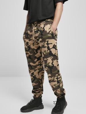 Мъжко долнище в камуфлажен десен Urban Classics Basic Camo Sweatpants 2.0