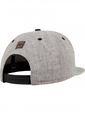 Шапка с козирка в сив и черен цвят Letter Snapback V Шапка с козирка в сив и черен цвят Letter Snapback V