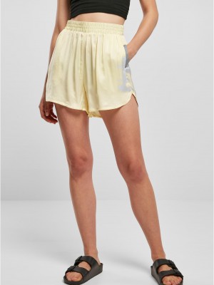 Дамски къси панталони в жълт цвят Urban Classics