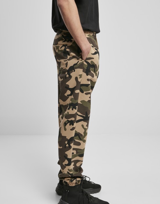 Мъжко долнище в камуфлажен десен Urban Classics Basic Camo Sweatpants 2.0, Urban Classics, Мъже - Complex.bg