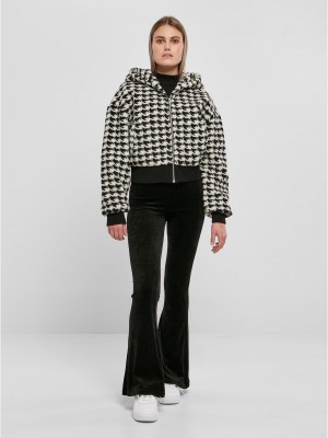 Дамско късо пухкаво яке с качулка в черно и бяло Urban Classics AOP Sherpa Дамско късо пухкаво яке с качулка в черно и бяло Urban Classics AOP Sherpa