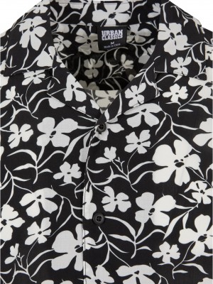 Мъжка риза в черен и бял цвят Urban Classics Viscose AOP Resort Shirt whiteflower
