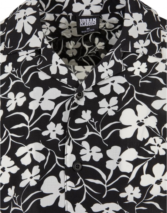 Мъжка риза в черен и бял цвят Urban Classics Viscose AOP Resort Shirt whiteflower, Urban Classics, Ризи - Complex.bg