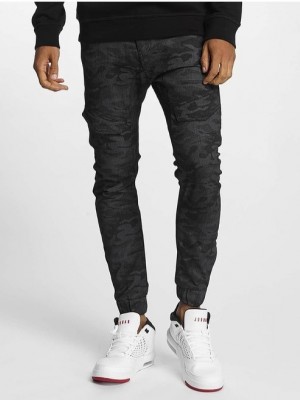 Мъжки панталон в черен камуфлаж WHO SHOT YA?