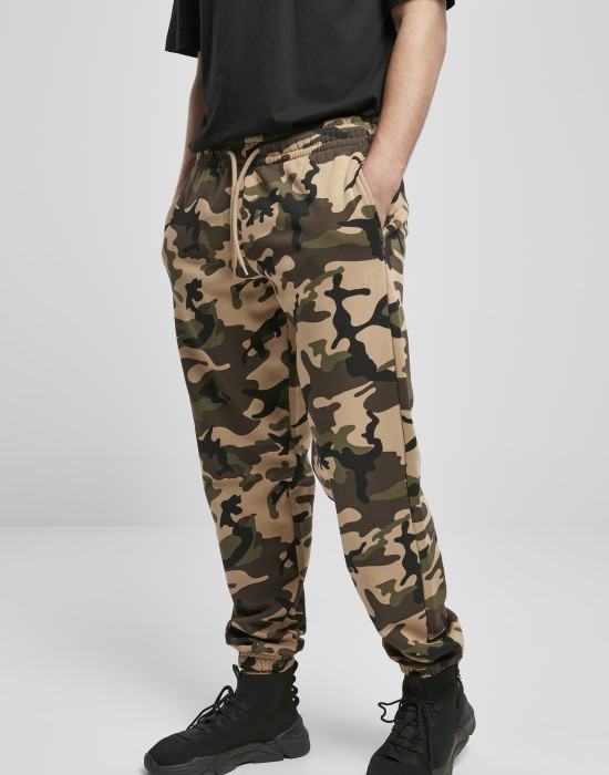 Мъжко долнище в камуфлажен десен Urban Classics Basic Camo Sweatpants 2.0