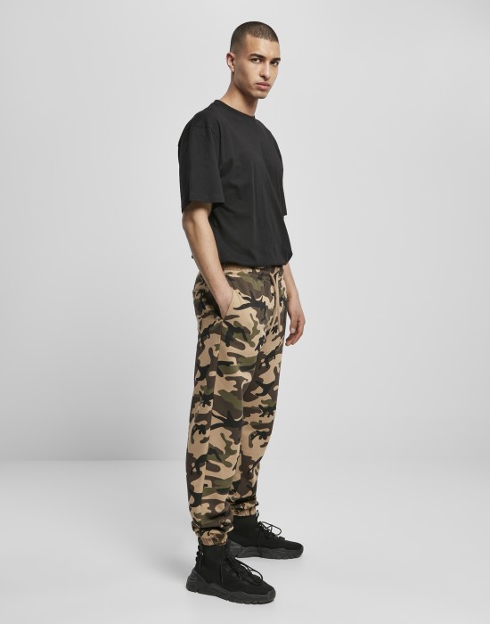 Мъжко долнище в камуфлажен десен Urban Classics Basic Camo Sweatpants 2.0
