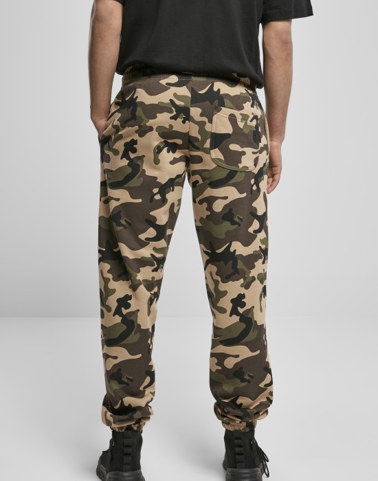 Мъжко долнище в камуфлажен десен Urban Classics Basic Camo Sweatpants 2.0