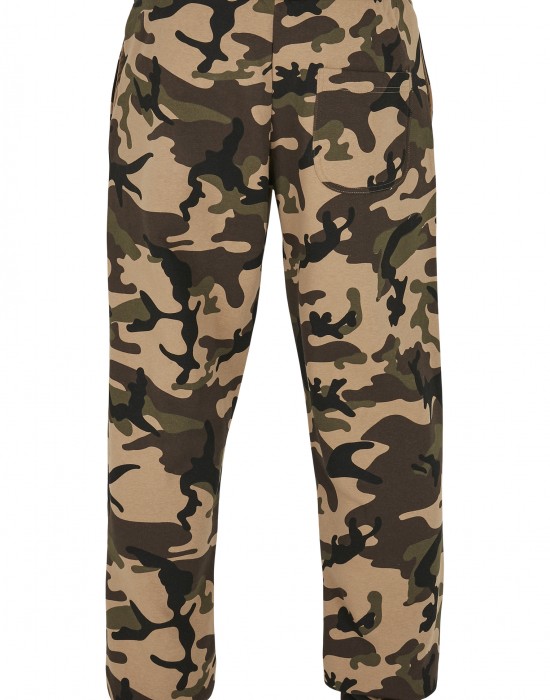 Мъжко долнище в камуфлажен десен Urban Classics Basic Camo Sweatpants 2.0