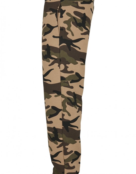 Мъжко долнище в камуфлажен десен Urban Classics Basic Camo Sweatpants 2.0