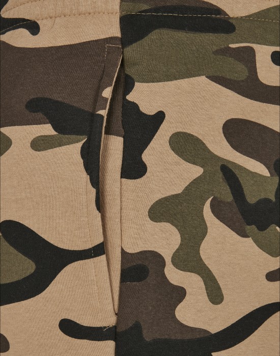 Мъжко долнище в камуфлажен десен Urban Classics Basic Camo Sweatpants 2.0