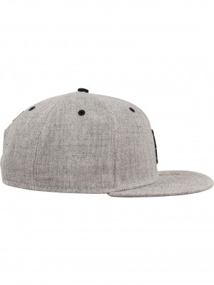 Шапка с козирка в сиво Letter Snapback B
