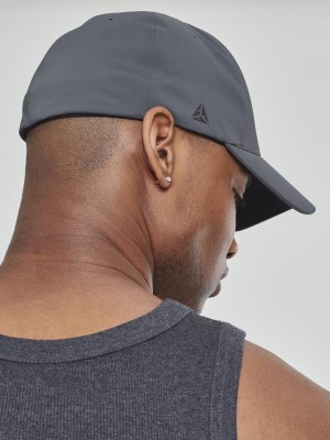 Шапка с козирка в тъмносиво Flexfit Delta