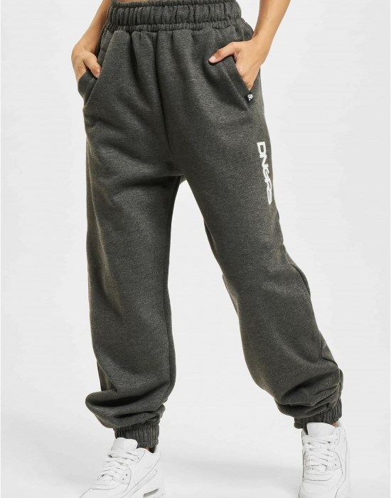 Долнище Soft Dream Leila Ladys Logo Sweatpants anthracite XXS Долнище Soft Dream Leila Ladys Logo Sweatpants anthracite XXS