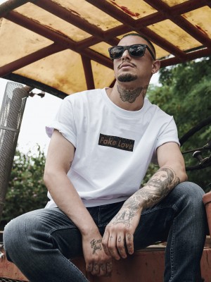 Бяла мъжка тениска Mister Tee Fake Love