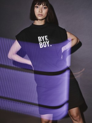 Черна рокля с къси ръкави Mister Tee Bye Boy