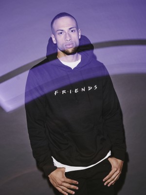 Изчистен черен суичър Friends Logo EMB