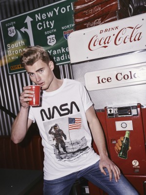 Мъжка бяла тениска Mister Tee NASA Moon Man Мъжка бяла тениска Mister Tee NASA Moon Man