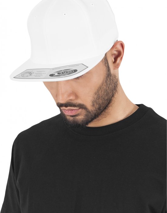 Шапка с козирка в бяло 110 Fitted Snapback, Urban Classics, Шапки с козирка - Complex.bg