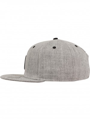 Шапка с козирка в сиво Letter Snapback B