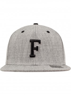 Шапка с козирка в сиво Letter Snapback F Шапка с козирка в сиво Letter Snapback F