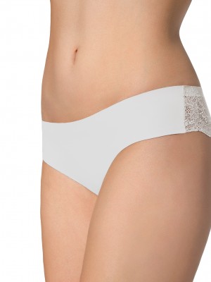 Безшевни бикини в бял цвят