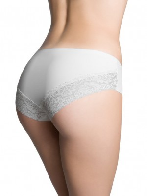 Безшевни бикини в бял цвят