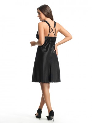 Сатенена нощница в черен цвят MONTANA K597