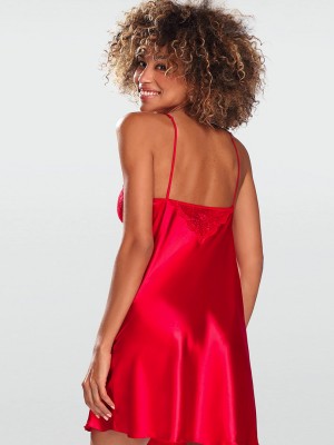 Сатенена нощница с тънки презрамки в червен цвят FRANCES