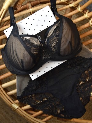 Дамски бикини с дантела в черен цвят DOTS 19187