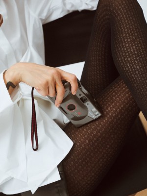 Фигурален дамски чорапогащник в черен цвят CELEST 40 DEN