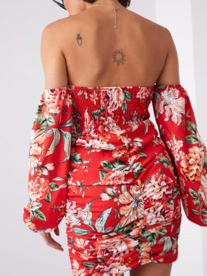 Елегантна рокля с голи рамене в червен цвят 5604