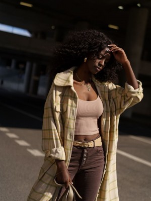 Дълго дамско палто в бежов и зелен цвят 8892 