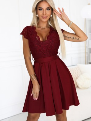 242-5 Елегантна къса рокля с колан в бордо