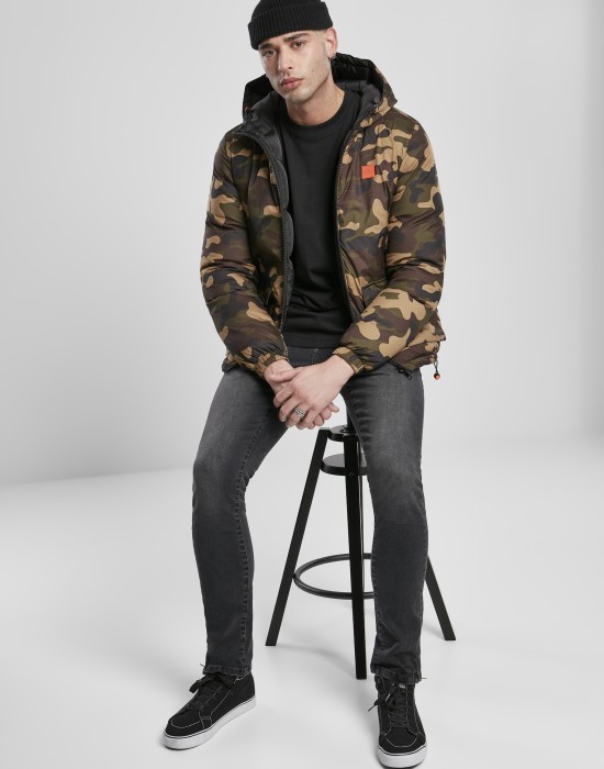 Двулицево мъжко яке в камуфлажен цвят от Urban Classics Reversible Hooded Puffer 