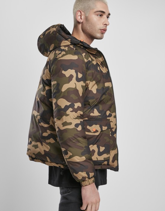 Двулицево мъжко яке в камуфлажен цвят от Urban Classics Reversible Hooded Puffer 